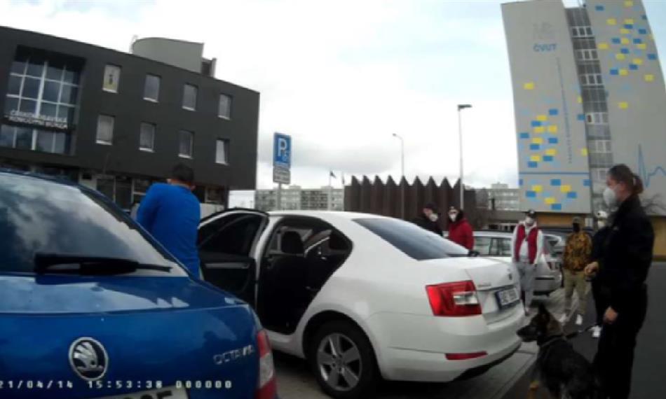 Drogový dealer se snažil návykové látky zbavit